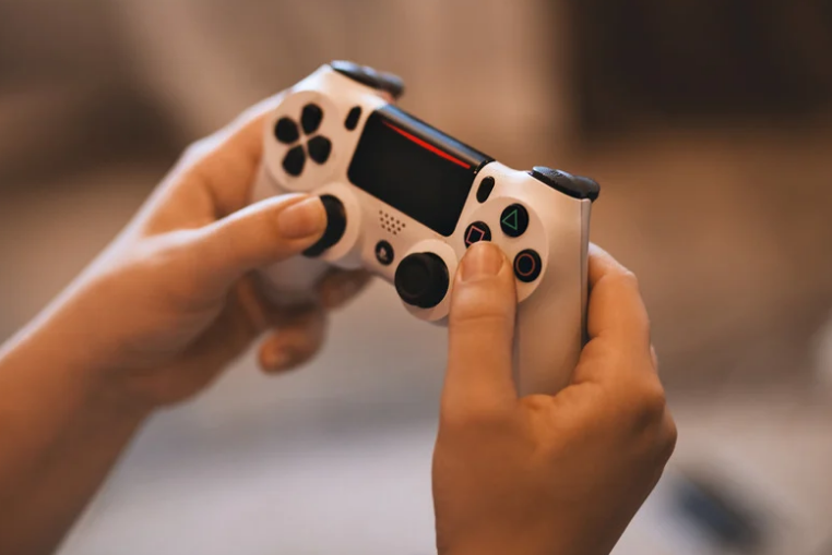 CRÉE TA MANETTE DE JEU