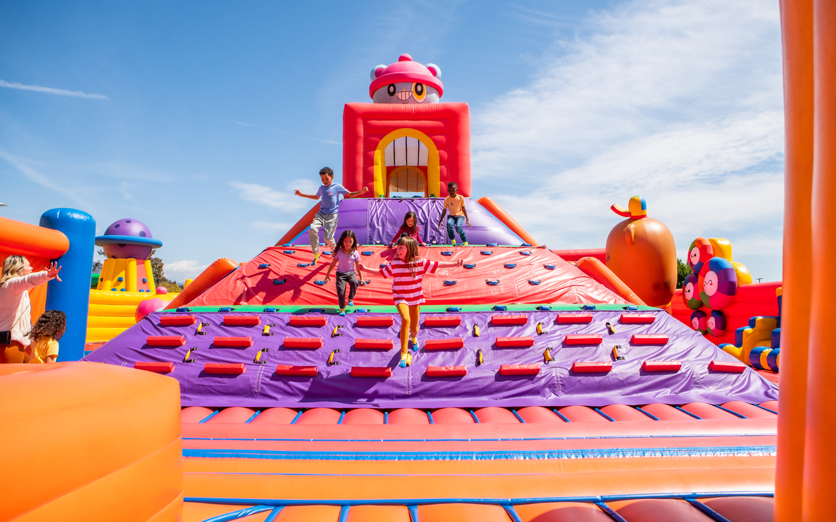 Découvrez Funbox, le plus grand parc gonflable du monde Wesfield Rosny 2 Rosny-sous-Bois