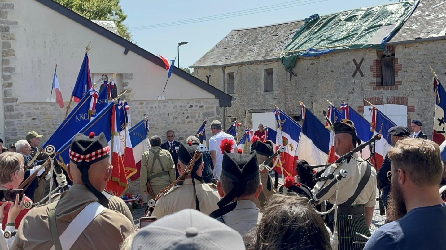 Dépots de gerbes à la plaque de ROGER GUATTARY(i) 27 rue du Val Saint-Laurent-sur-Mer 2026-06-07