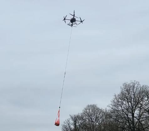 Drone transportant une charge logistique