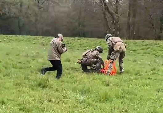 Soldats récupérant des caisses livrées par drone