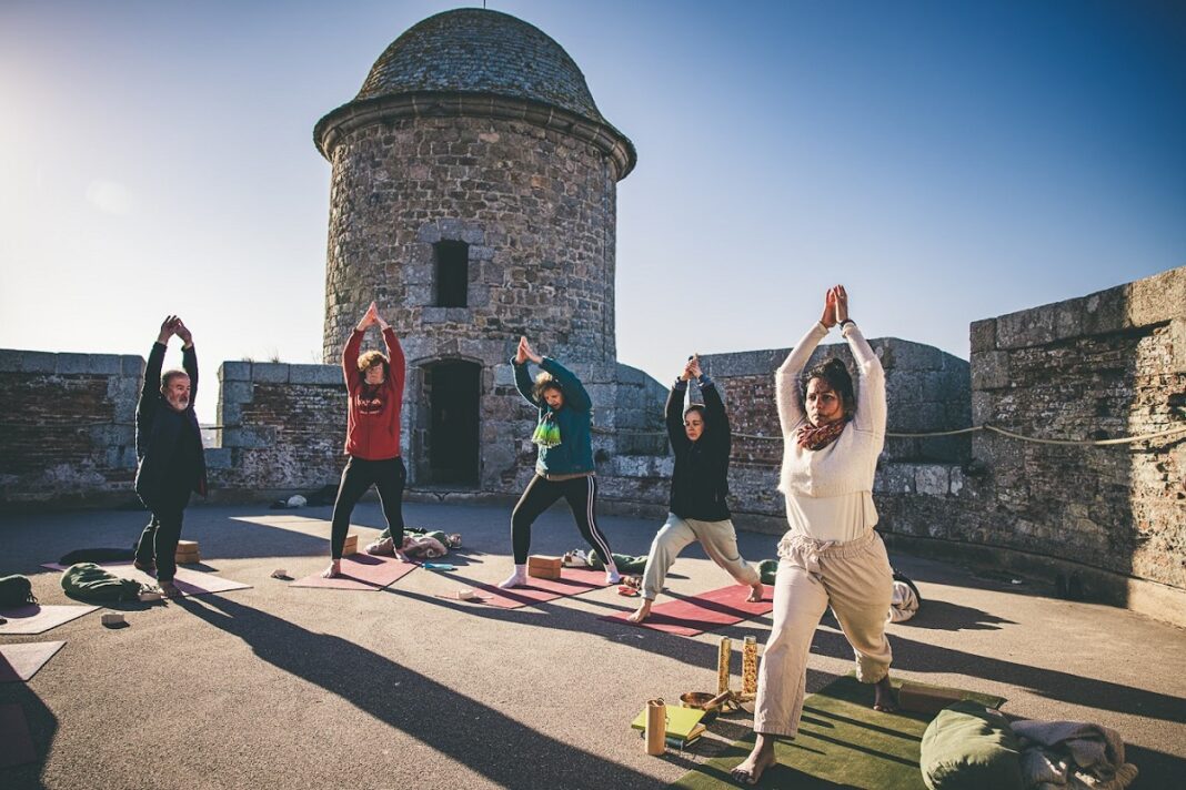 Echappée immersive Soirée yoga sur l&rsquo;île Tatihou Devant le comptoir touristique Saint-Vaast-la-Hougue