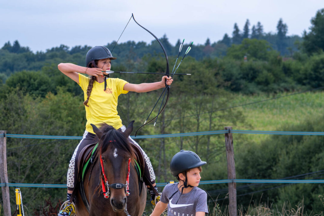 Été actif tir à l’arc à cheval Ferme Équi’libre Angoisse