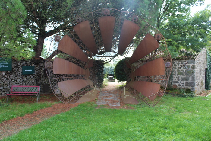 Explorez le jardin du Nombril du monde... Il faut le croire pour le voir ! Le Nombril du Monde Pougne-Hérisson