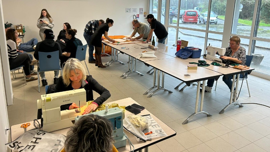 Préparation d’un char pour la Fête des Jonquilles à Saint-Étienne-de-Montluc