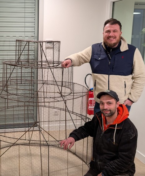 Armature d’un char pour la 60e Fête des Jonquilles à Saint-Étienne-de-Montluc