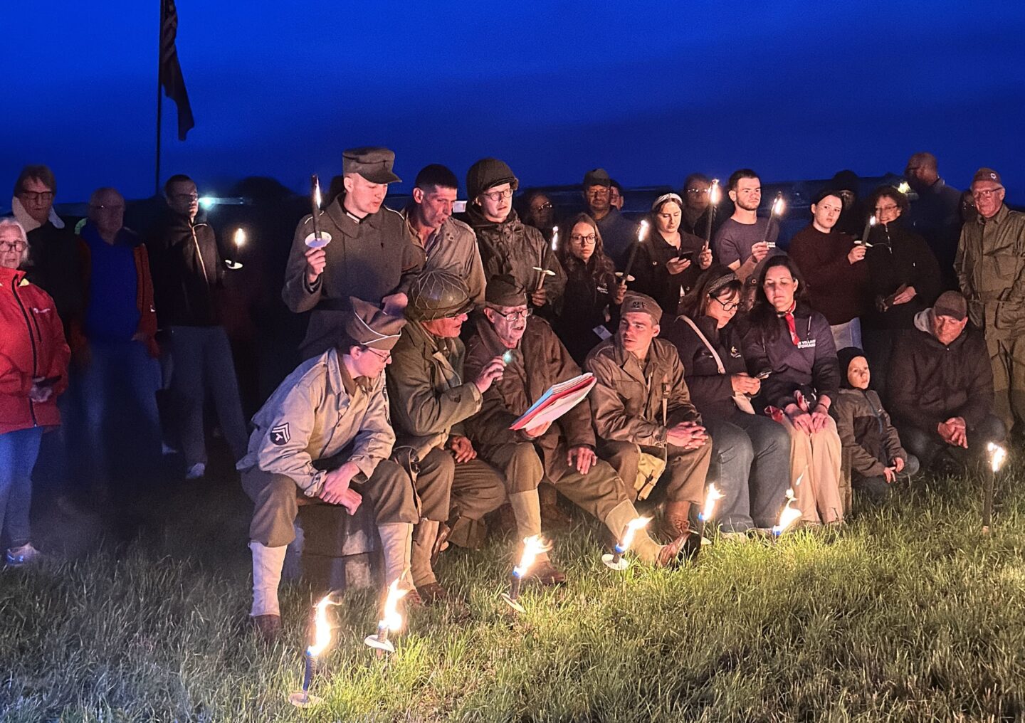 Feu de camp et chants militaires Rue de la Hérode Vierville-sur-Mer 2026-06-06