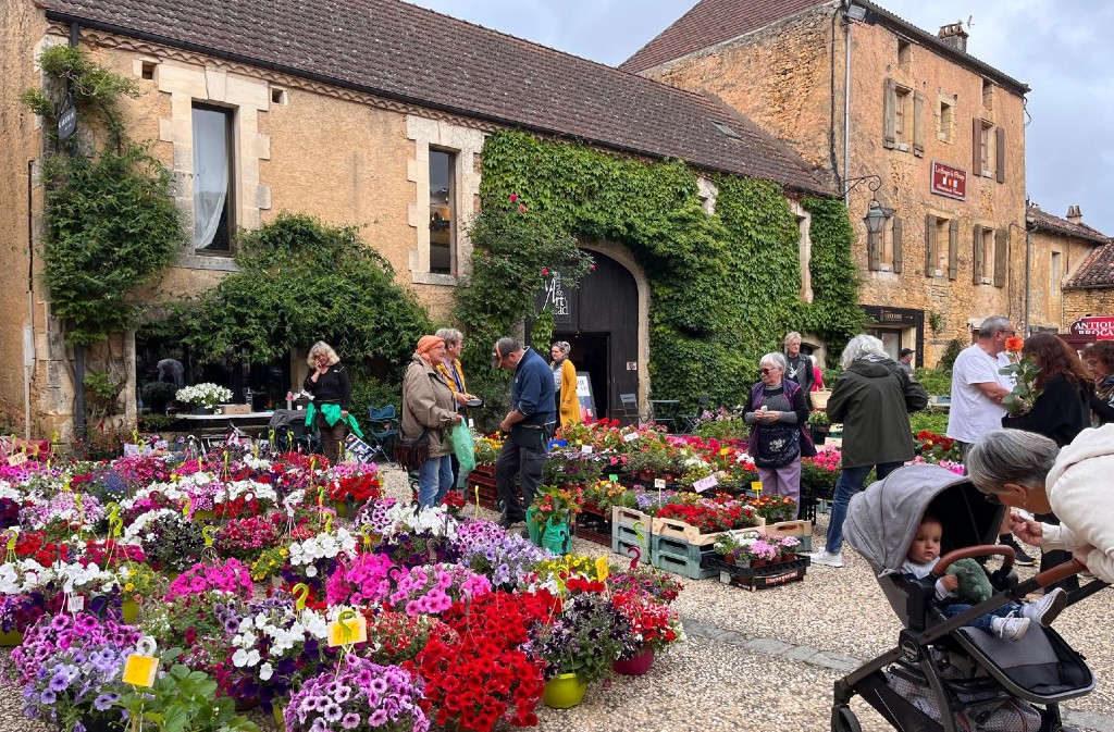 Floralies Dans les rues du village Le Buisson-de-Cadouin 2026-05-08