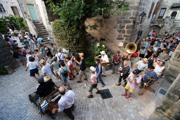 Grande parade swing La Couvertoirade