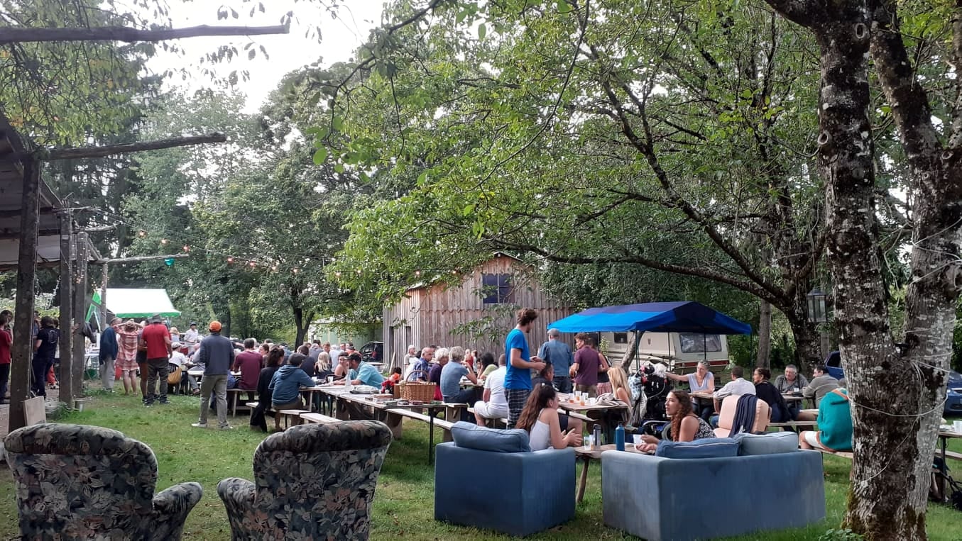 Guinguette du Mas d'Arneix Les Reines Bees Ferme du Mas d'Arneix Saint-Priest-les-Fougères 2026-08-12