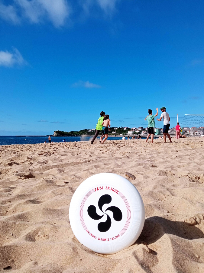 Initiation et perfectionnement à l&rsquo;Ultimate Frisbee Club des Korsaires Grande Plage Gymnase Urdazuri Saint-Jean-de-Luz
