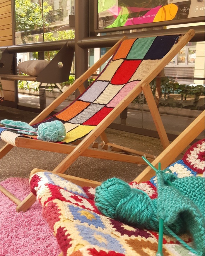 Installation « Tricotons le musée et le quartier Très-Cloîtres » Musée de l'Ancien Évêché Grenoble