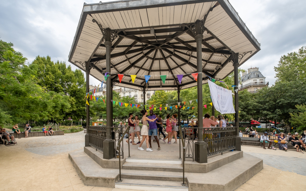 Kiosques en fête dans les squares et jardins parisiens