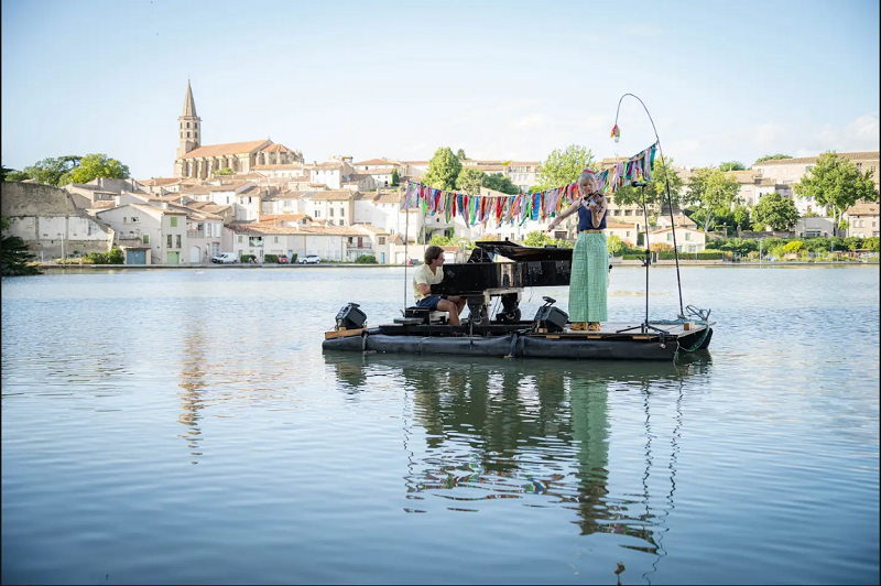 Le pianO du lac Jangada concert flottant Neuvy-le-Roi
