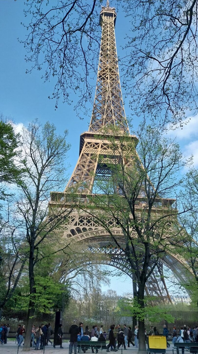 Vue du pont suspendu Le Vertige de la Tour à la tour Eiffel