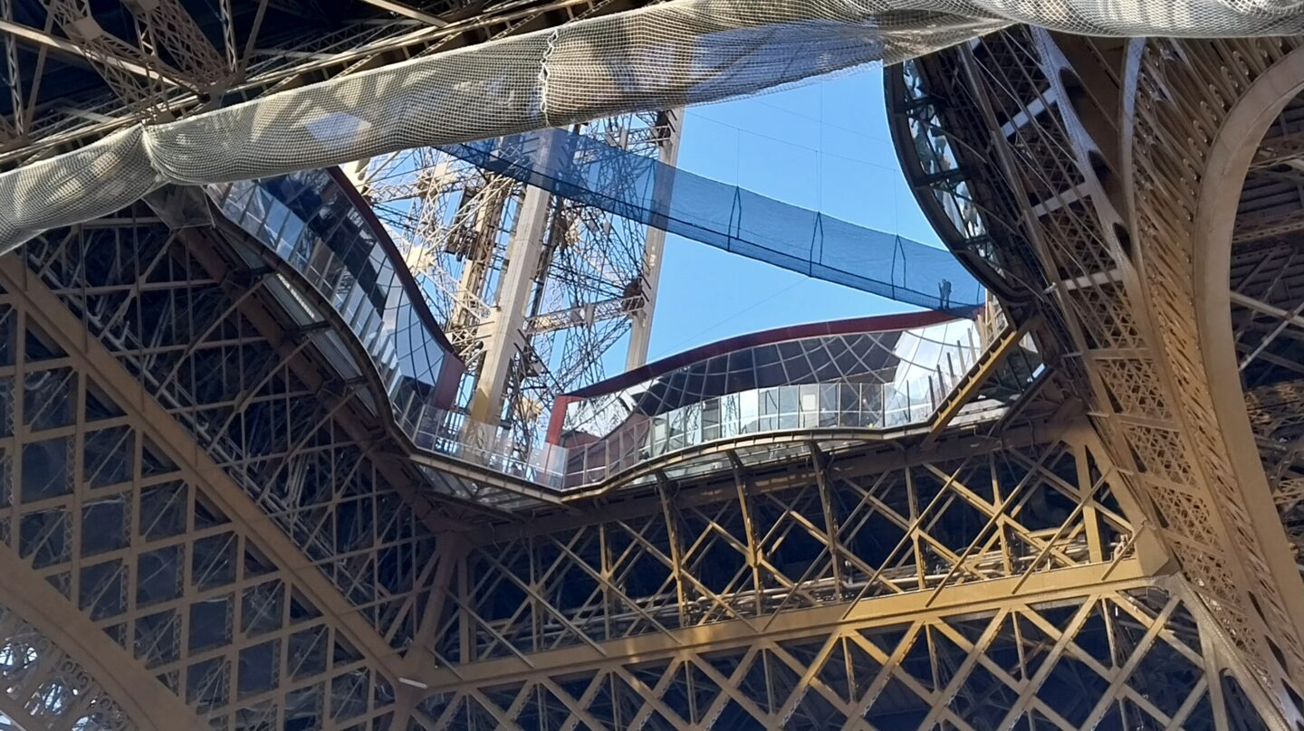 Terrasse printanière et attraction Le Vertige de la Tour à la tour Eiffel