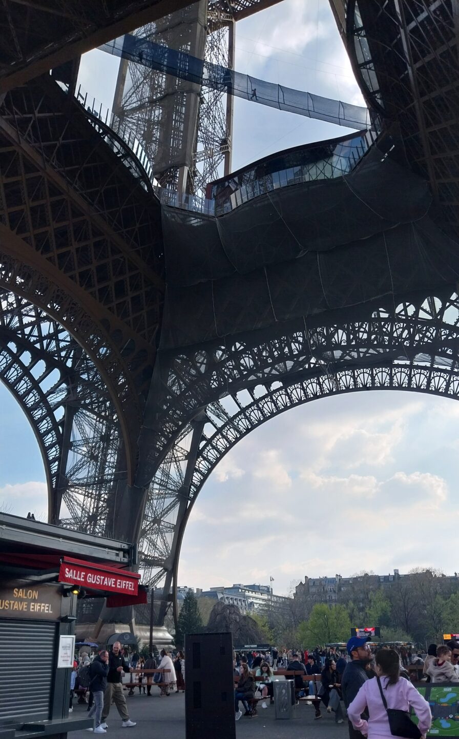 Le Vertige de la Tour, passerelle suspendue au premier étage de la tour Eiffel