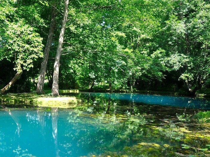 Les Fontaines Bleues du Château de Beaulon Les Fontaines Bleues du château de Beaulon Saint-Dizant-du-Gua
