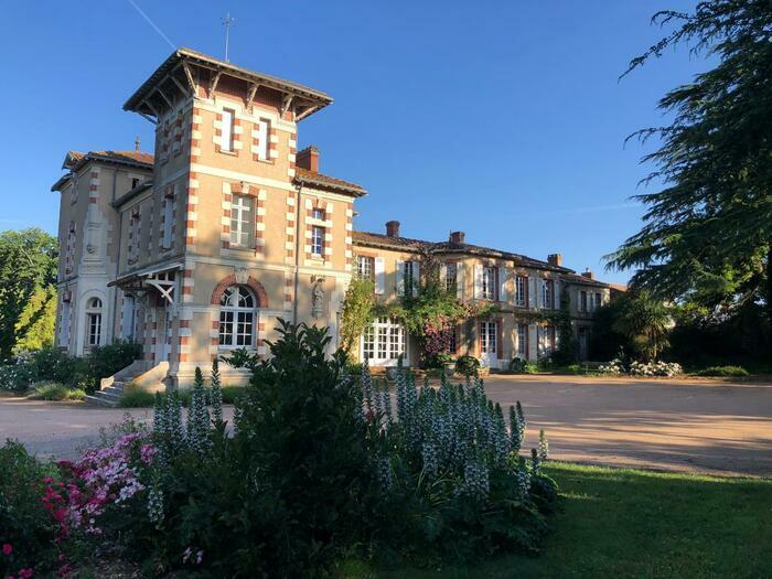 Les jardins d'une villa Italienne Les jardins de la Muraillere à St Etienne de mer Morte Saint-Étienne-de-Mer-Morte