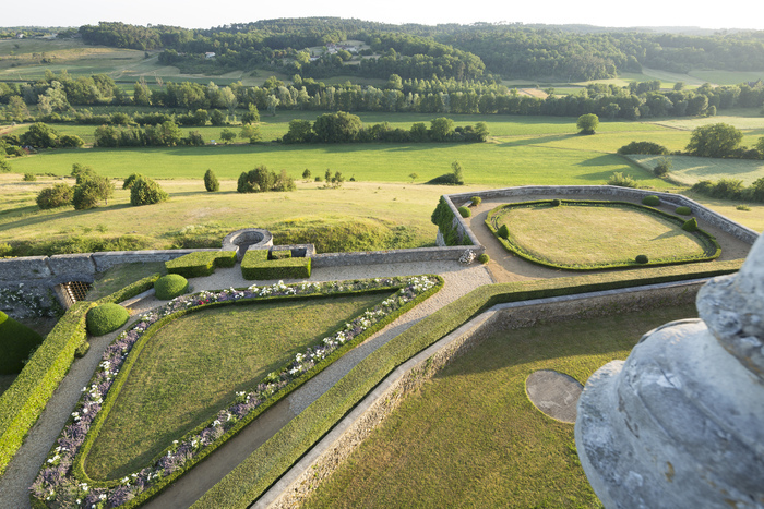Lire au château Jardin du château de Montréal Issac