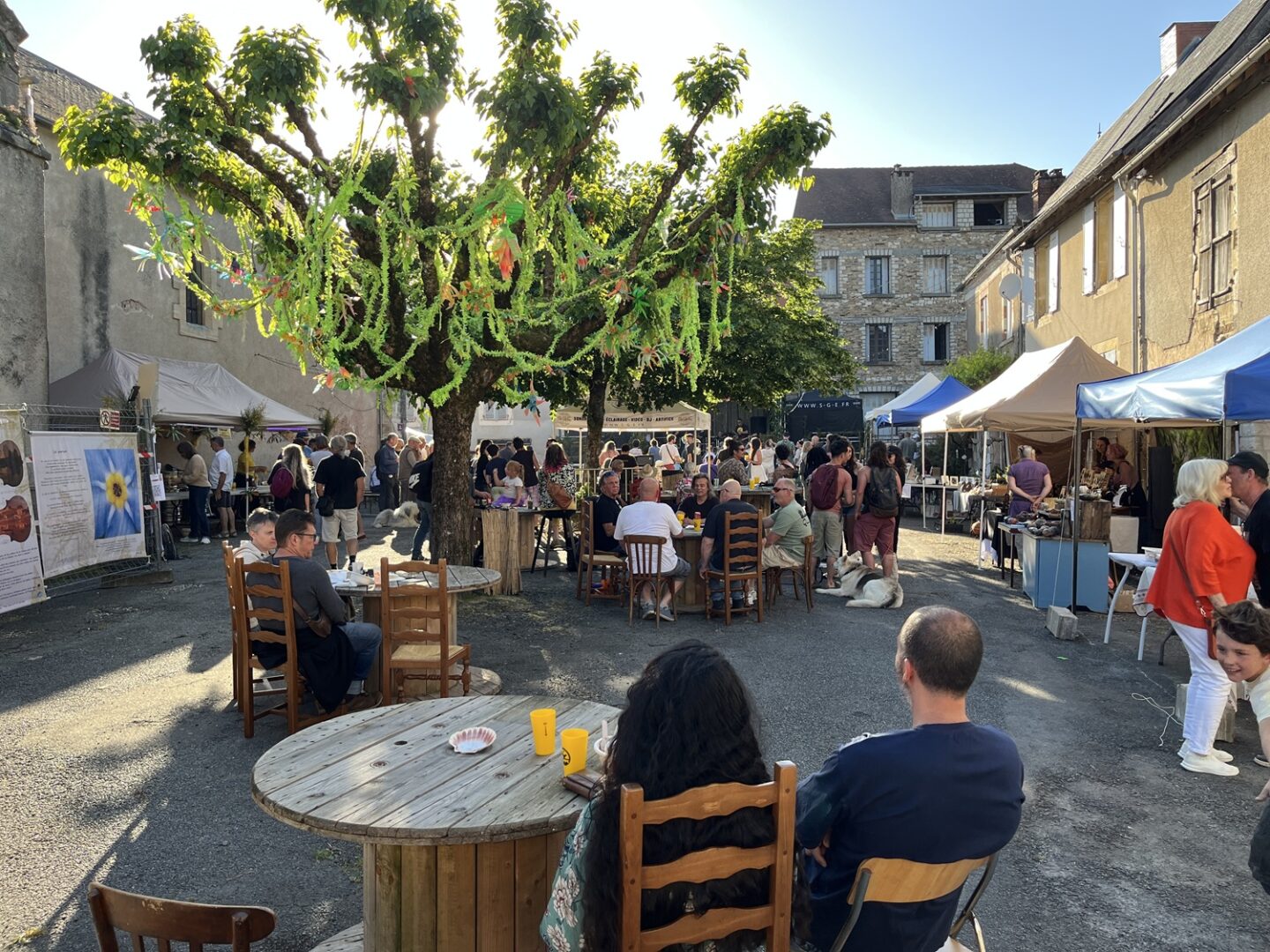 Marché gourmand et musical place de l'église Génis 2026-07-09