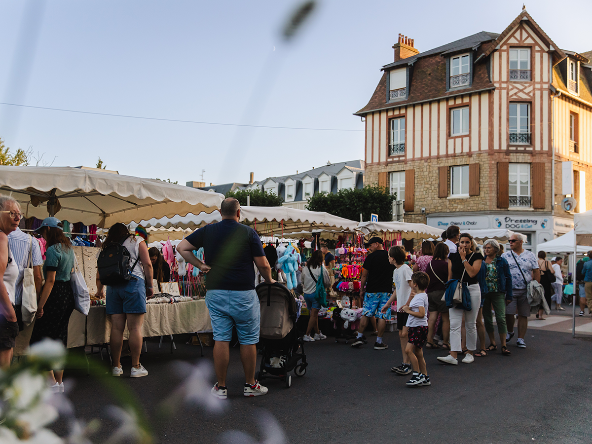 Marché nocturne Place du Marché Cabourg 2026-07-11