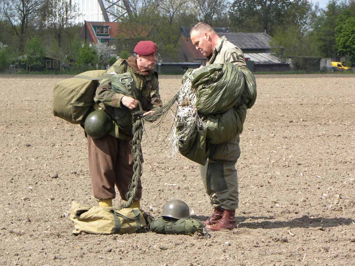 Présentation d'un stick de parachutiste Musée de la Batterie de Merville Merville-Franceville-Plage 2026-06-06