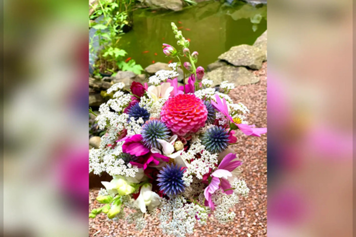 Réalisez votre bouquet dans une ferme florale en permaculture La Source Dorée Saint-Pierre-la-Palud