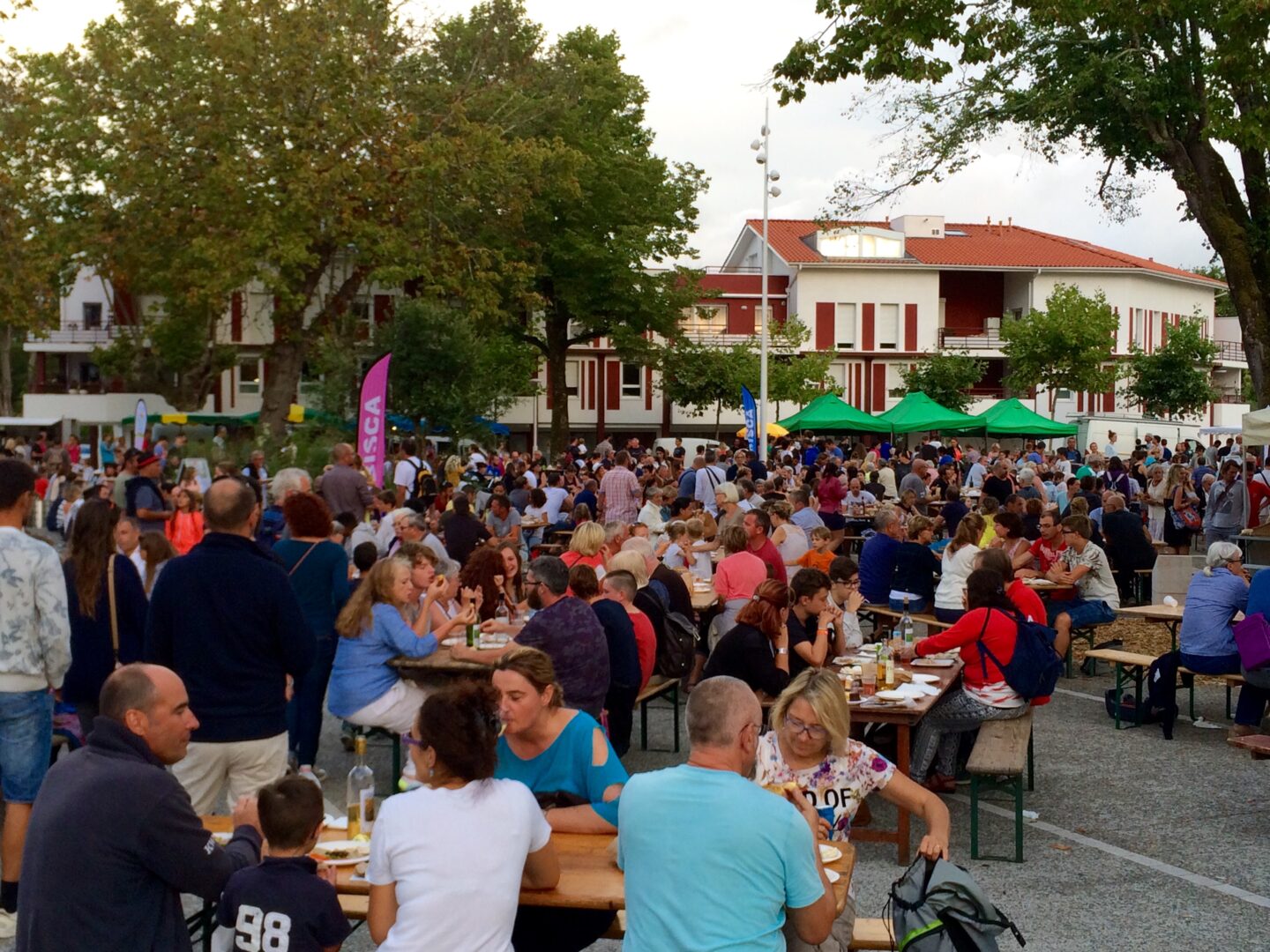 Repas au Marché des Producteurs de Pays à Biscarrosse-Ville Place Charles de Gaulle Biscarrosse 2026-07-22