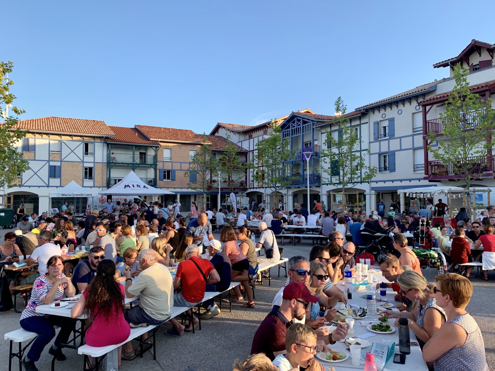 Repas au Marché des Producteurs de Pays à Sanguinet Place du marché Sanguinet