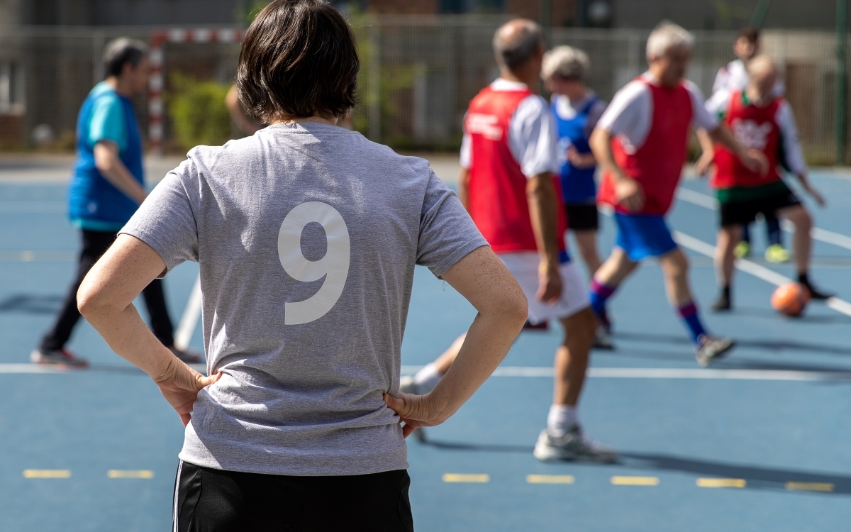 Sport séniors en plein air : activité basketball par la Domrémy basket 13 TEP Louis Braille Paris