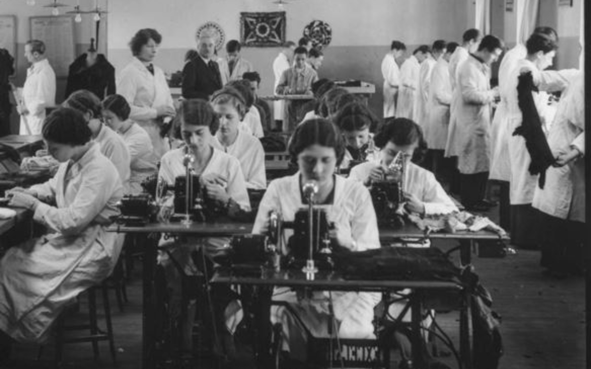 Vêtements en pointillé : L'apprentissage de la couture dans les écoles de jeunes filles Bibliothèque François Villon  Paris