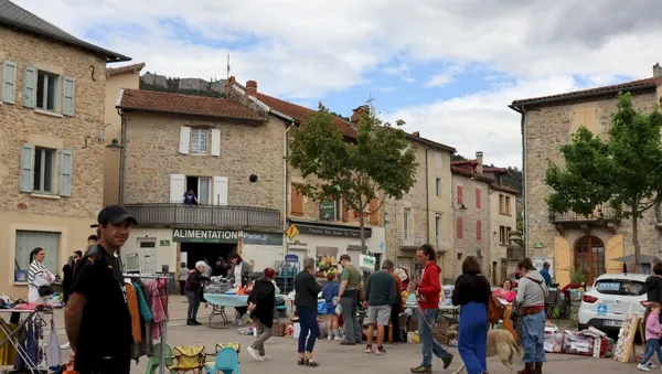 Vide grenier école Marie Rouanet dans les rues du village Rivière-sur-Tarn 2026-06-07