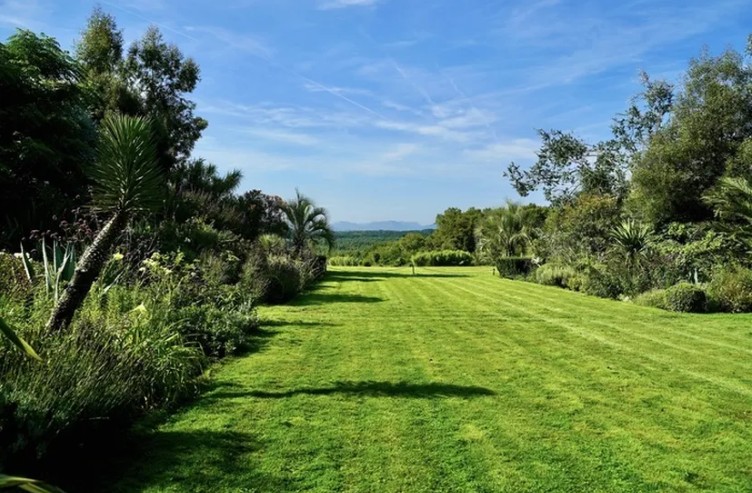 Visite des jardins dessinés selon la technique japonaise du sakkei ou de la vue empruntée, avec les Pyrénées et vallons en toile de fond Rdv aux jardins Saubrigues