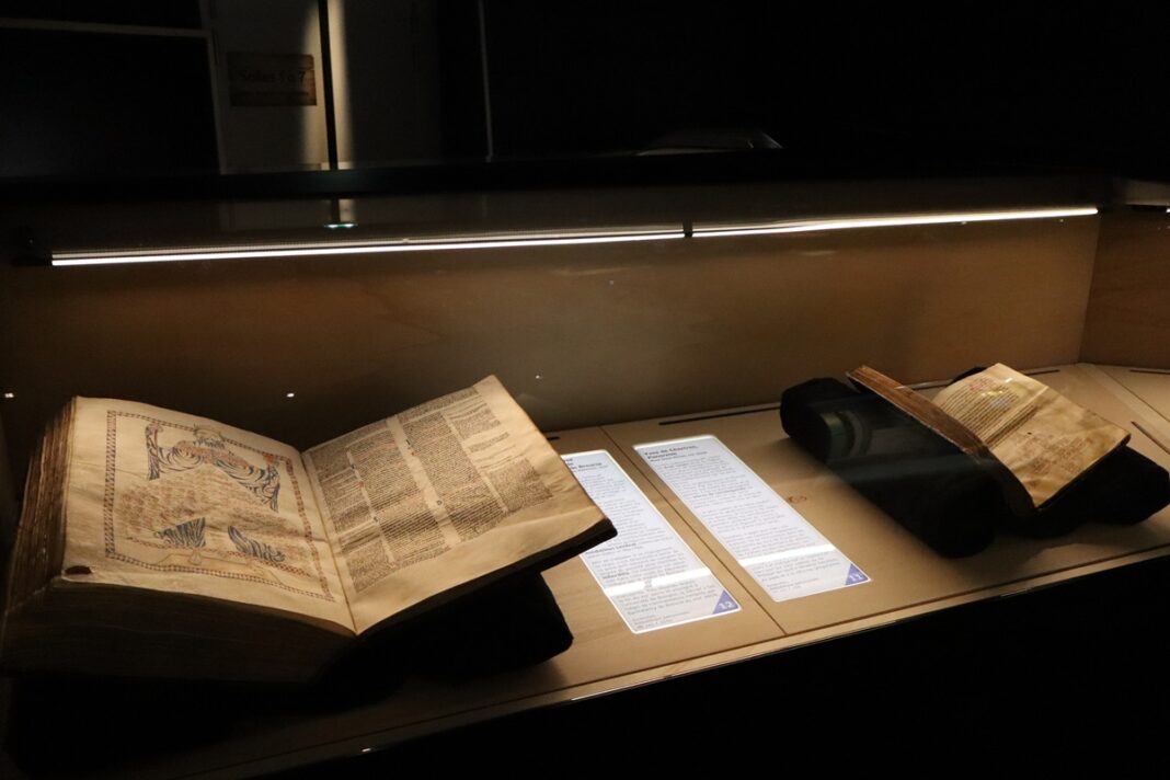 Visite Les manuscrits du Trésor Scriptorial Avranches