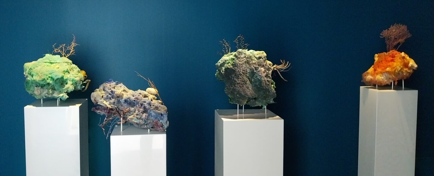 Ugo Schiavi, série Gorgones, coraux artificiels dans l’exposition Voir la mer