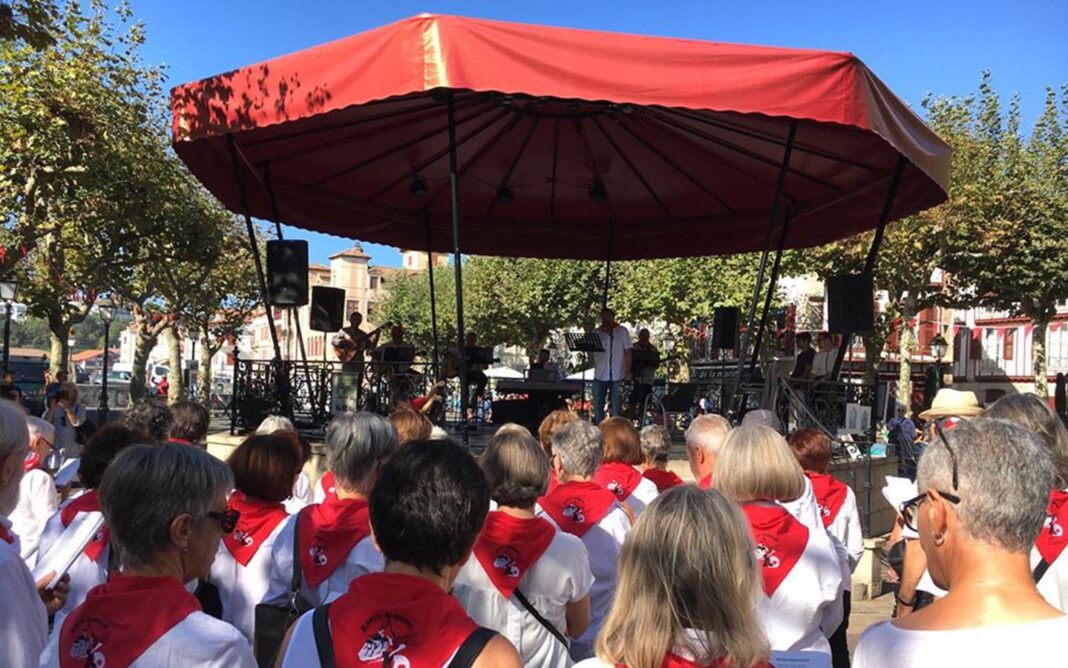 Animation musicale avec Hirukote Place Louis XIV Saint-Jean-de-Luz