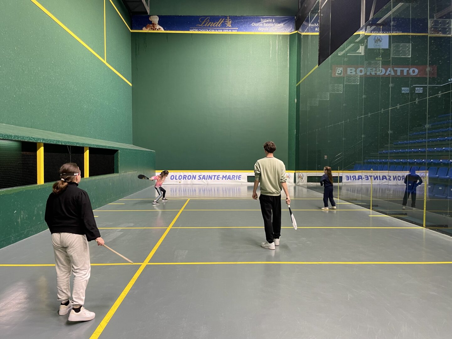 Apprendre à jouer à la pelote basque Trinquet Complexe Guynemer Oloron-Sainte-Marie