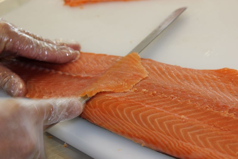 Apprenez à trancher le saumon fumé Saumonerie granvillaise Granville