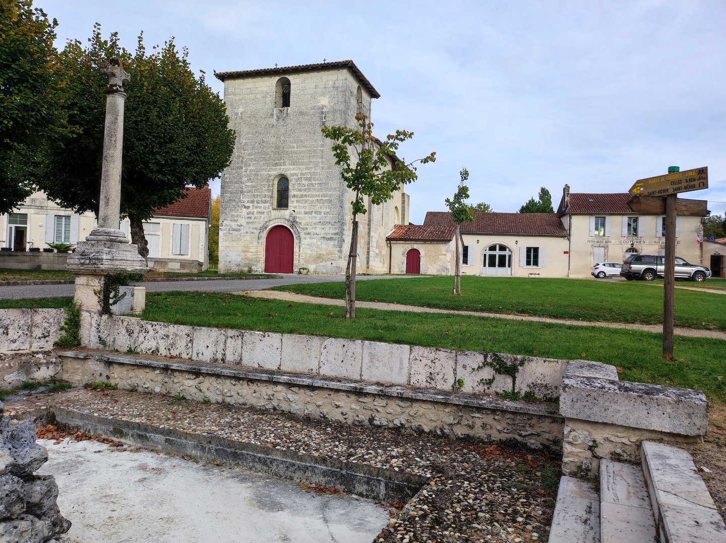 Arrêt sur Village COUTURES Coutures Dordogne