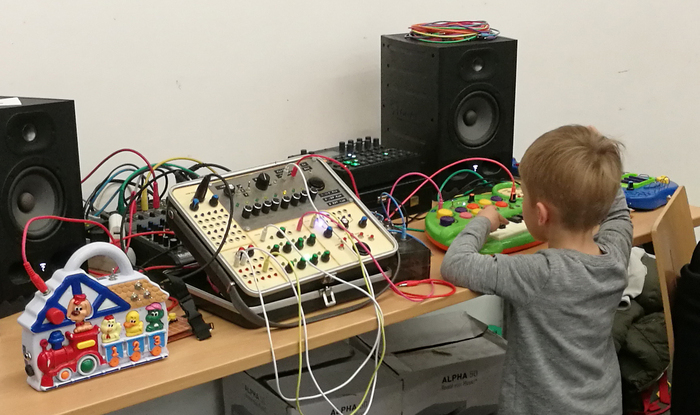 Atelier d'initiation au circuit bending STEREOLUX Nantes