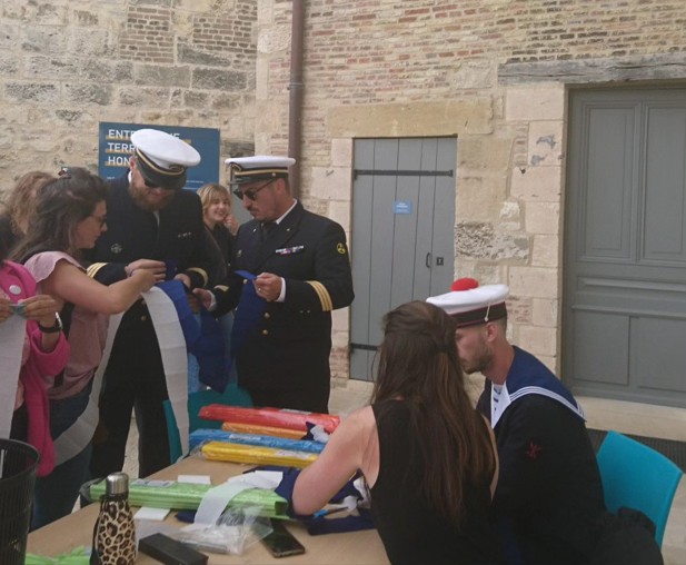 Atelier fleurs en papier crépon dans le cadre de la fête des Marins Foyer des anciens Honfleur