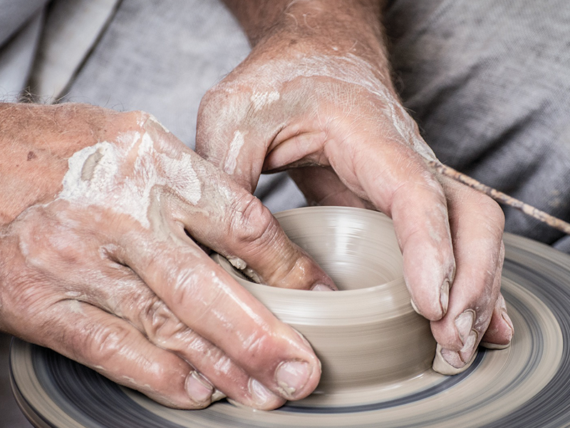 Atelier modelage silence, on tourne ! Atelier-Musée de la Terre Saint-Hilaire-les-Places