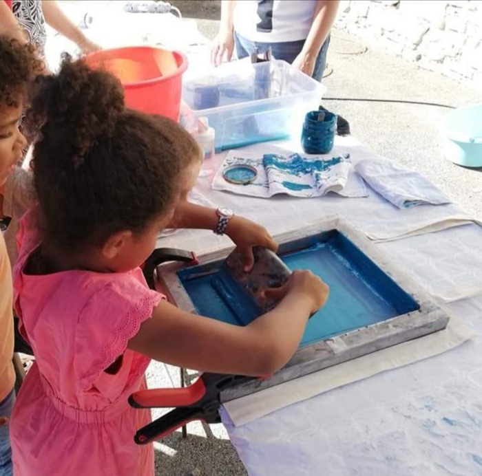 Atelier sérigraphie dans le jardin de la grande dîmière Grange dîmière Villages du Lac de Paladru