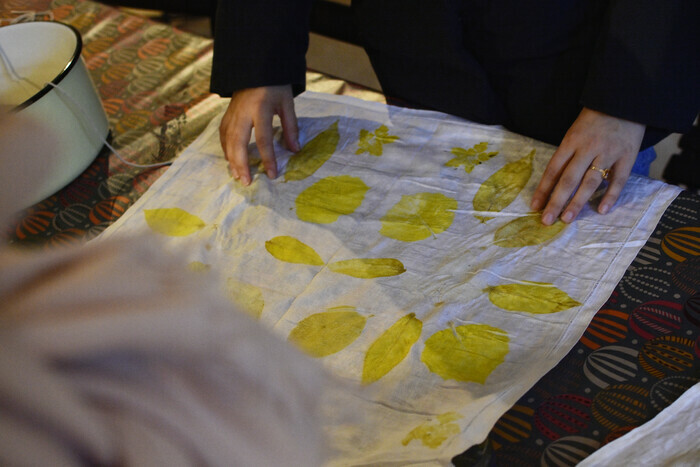 Atelier teinture végétale dans le jardin de l&rsquo;abbaye, Abbaye Notre-Dame d&rsquo;Ambronay, Ambronay