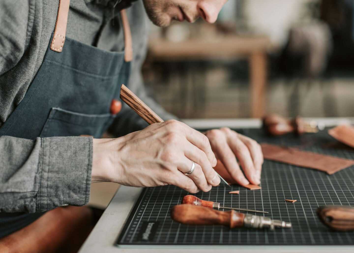 Atelier travail du cuir Association Orratzetik Hari Cambo-les-Bains