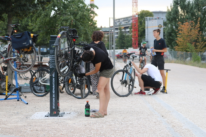 Atelier vélos à la station d'auto-réparation de la voie verte Autre lieu Genève