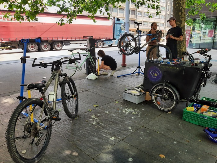 Atelier vélos à la station d’auto-réparation d’Uni Mail, Uni Mail, Genève