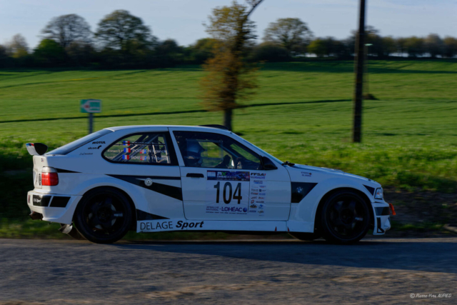 Thibaud POISSON termine 22e du régional sur la BMW 318 Ti Compact numéro 104 dans le groupe F RNat et 1er en classe F214 avec le copilote Franck POISSON