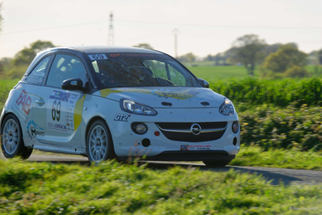 François HUMEAU termine 36e du rallye national sur l'Opel Adam Cup numéro 69, dans le groupe FRC5 et 1er en classe FR2 avec le copilote Guillaume DE CANCELLIS